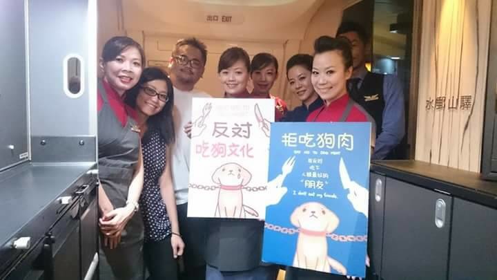 台灣除了動保團體代表，十二夜導演Raye（左二）、溫州社區發展協會理事長何承翰（左三）、左湘敏等人也受邀來到香港參與世界愛犬節活動，並一路攜帶立牌宣傳。　左湘敏/提供