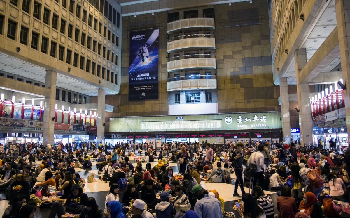 專家建議有心改善的移工吃狗問題的團體，可在全台假日移工聚集處舉牌宣導，減少移工誤觸法條的機會。　flickr_tsaiian