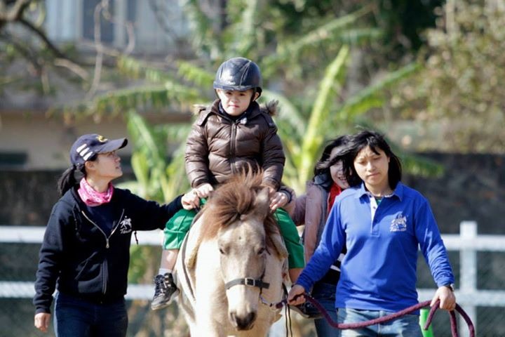 唐氏症小朋友能夠藉著騎馬訓練肌力。　台灣馬術治療中心/提供
