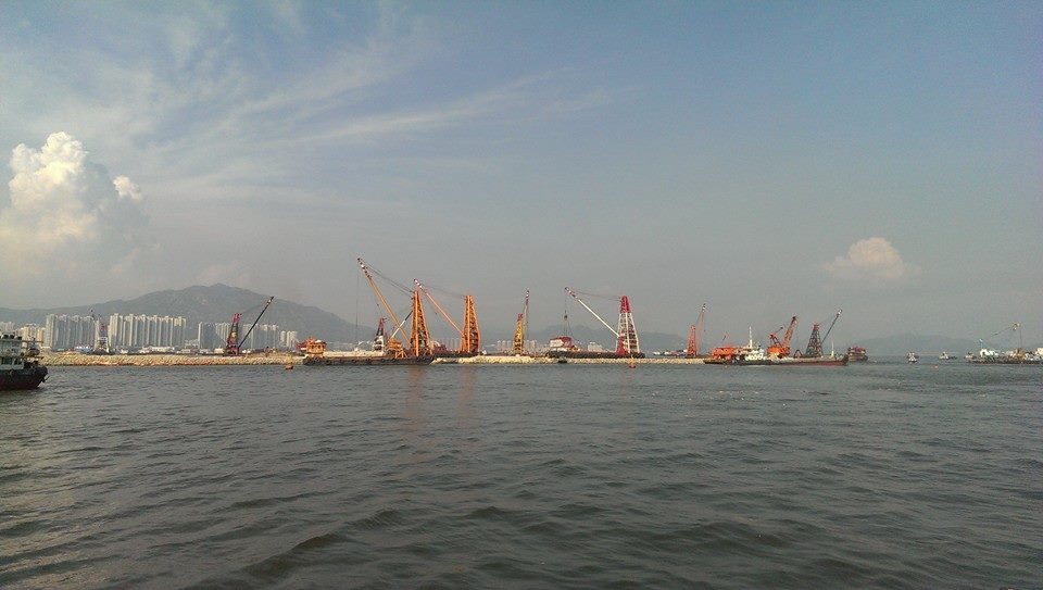 填海將會帶來中華白海豚棲息地永久消失、阻隔移動走廊、海上交通更頻繁、大量水底噪音等影響。　取自海豚三十 30 Third Runway Victims專頁