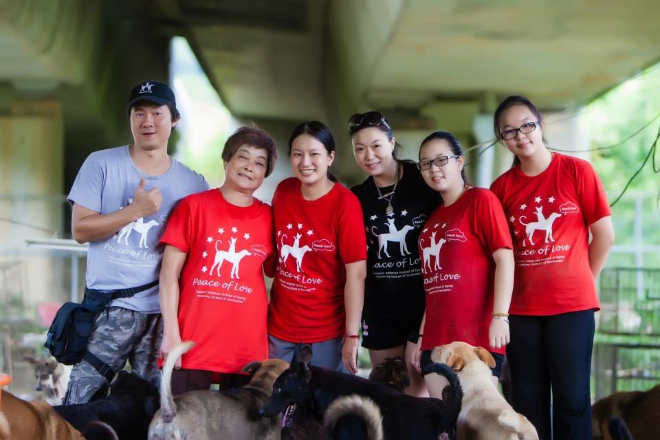 （由左至右）負責狗場大小事與救援的志工張志成、林媽媽、幫忙租借認養會場地的志工黃淑卿、負責文書工作的志工江美萱與女兒們。　基隆林媽媽狗場/提供