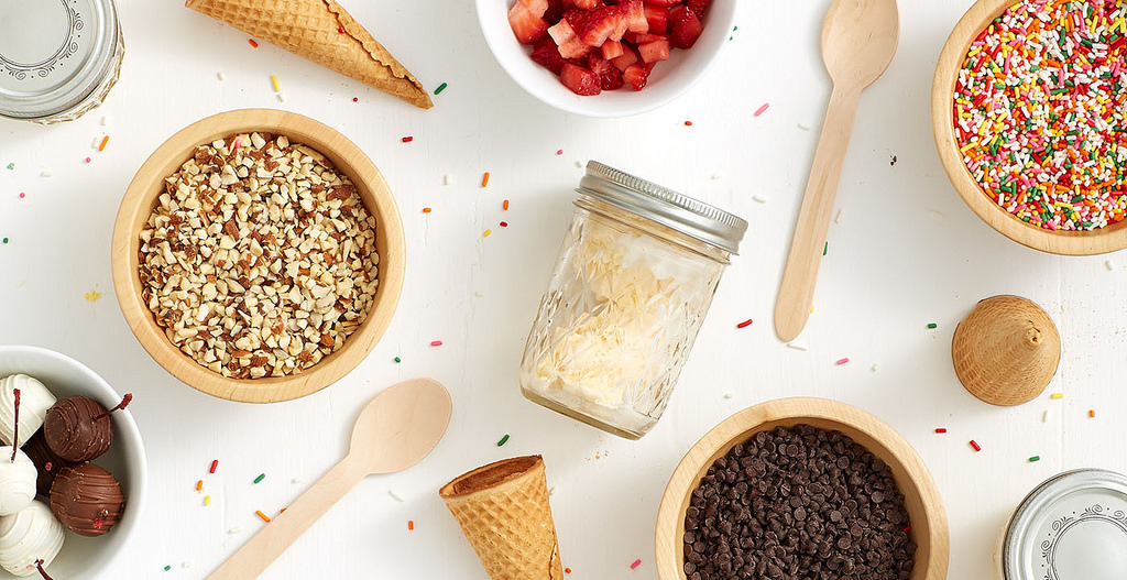 喜歡吃甜點的你，沒了蜜蜂後將難以享受到那些充滿風味的果仁和果乾，因為所有「開花結果」植物都需要蜜蜂授粉。　flick_sharisberries