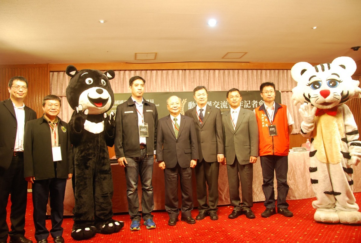 高雄市壽山動物園邁向國際動物園合作，與泰國國家動物園管理局（左四為局長Mr. Benjapol Narkprasert）及台灣靈長類協會合作交流記者會。　高雄市政府/提供