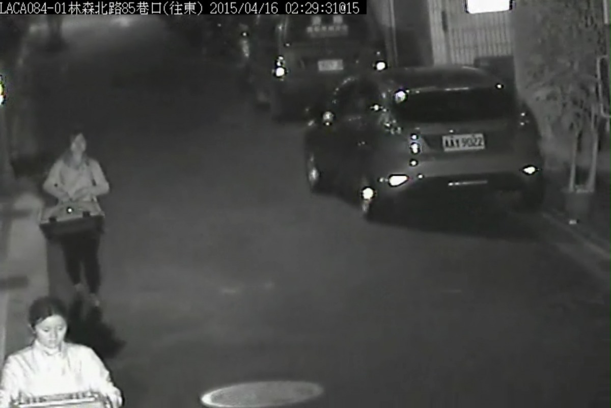 新北市動保處日前公布2位女子丟貓前的影像邀請民眾一同指認。　新北市動保處/提供