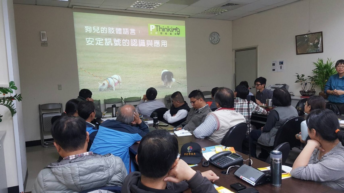 台灣動物平權促進會、狗兒行為學習課程講師許朝訓日前向高灘地管理員進行河濱TNvR計畫與犬隻行為講座。　李娉婷/攝