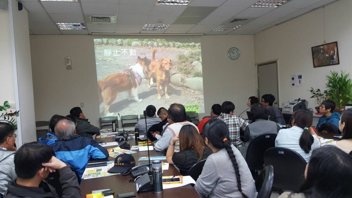 狗兒行為學習課程講師許朝訓（Polo拔）為新北市高灘地管理員講解犬隻的安定訊號。　李娉婷/攝