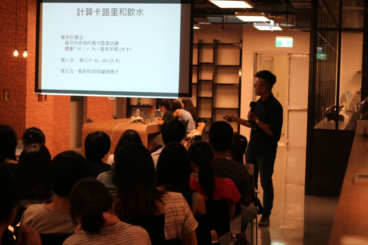 杜瑪動物醫院院長鍾昇樺向貓奴們說明如何計算貓咪每日所需卡路里。　窩窩/提供