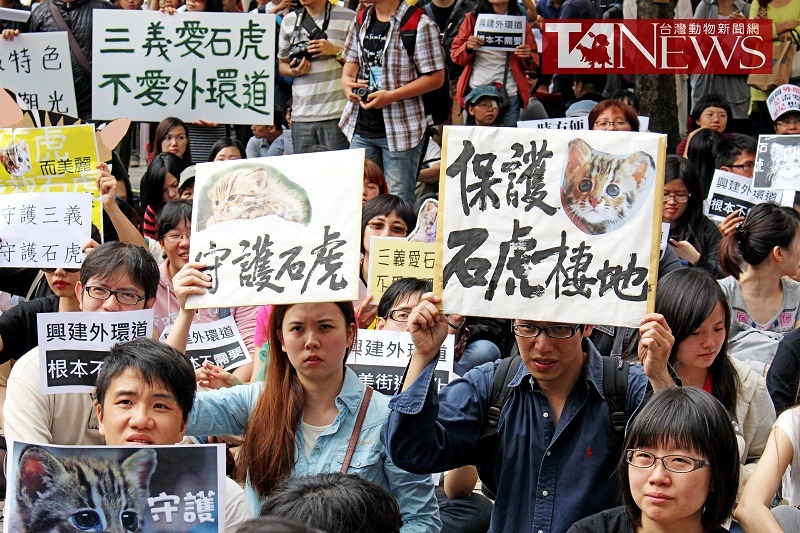 今年4月16日500多位民眾聚集於環保署外，要求環評大會否決三義外環道的不當開發案。　何宜/攝