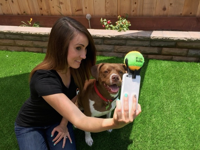 Pooch Selfie讓跟狗狗自拍變的超級容易。　取自poochselfie.com