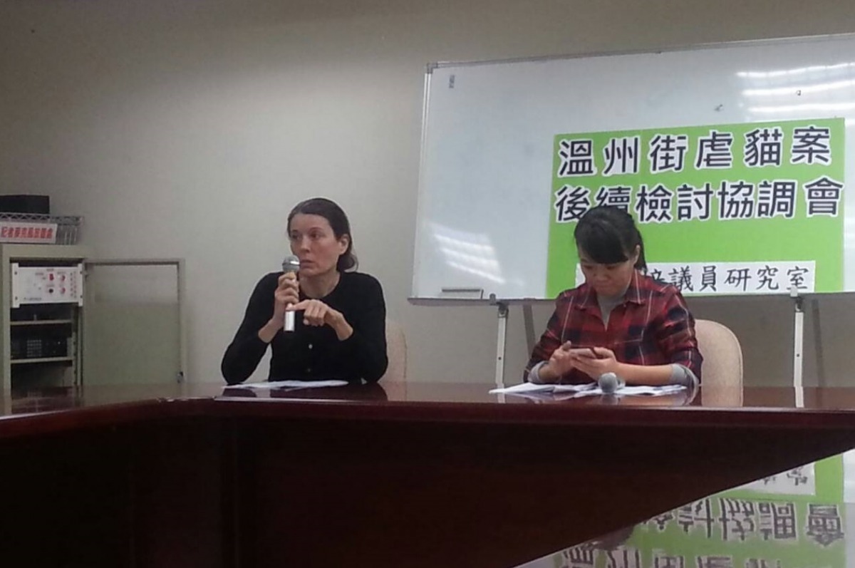 報案人王嫻如（左）表示派出所員警未陪同她觀看監視攝影畫面，但大安分局表示調閱派出所內監視器後並無此事，可能是員警講話方式讓民眾誤會。 李娉婷/攝