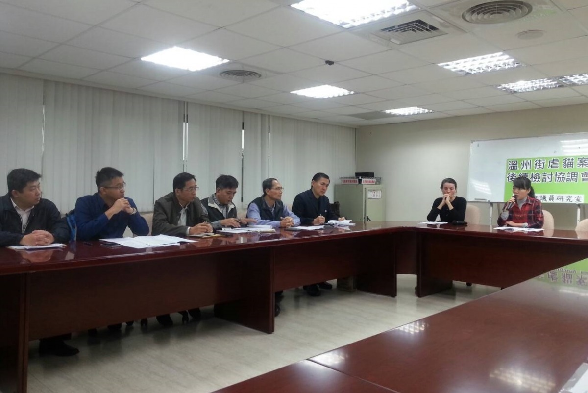 台北市議員簡舒培（右）8日再次召開協調會，警政單位多位人員出席說明。　李娉婷/攝