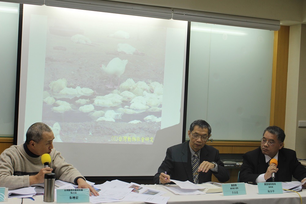 防檢局副局長施泰華(右)一度質疑影片真偽,引起台灣動物社會研究會憤怒。 李娉婷/攝