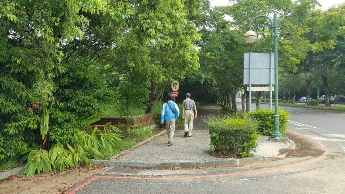 都會公園坐落山區,毒餌搜索不易,台中市動保處呼籲民眾遛狗要抓緊牽繩,免得狗兒誤食毒餌。 台中市動保/提供