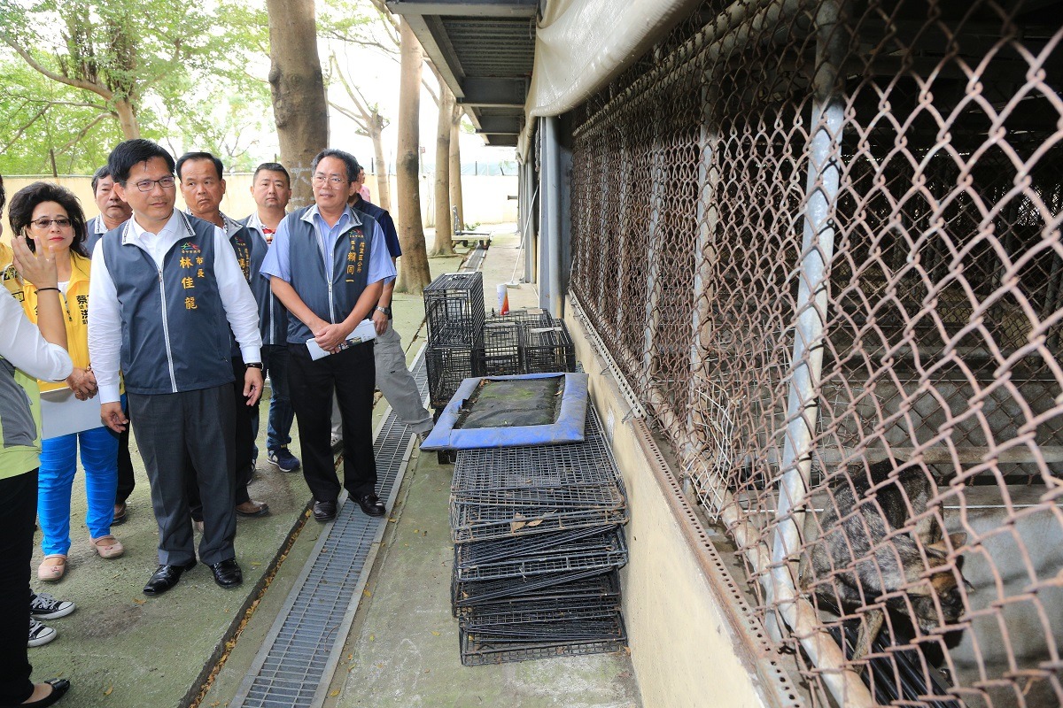 台中市長林佳龍去（2015）年11月參訪台中市動物之家后里園區。　取自台中市政府