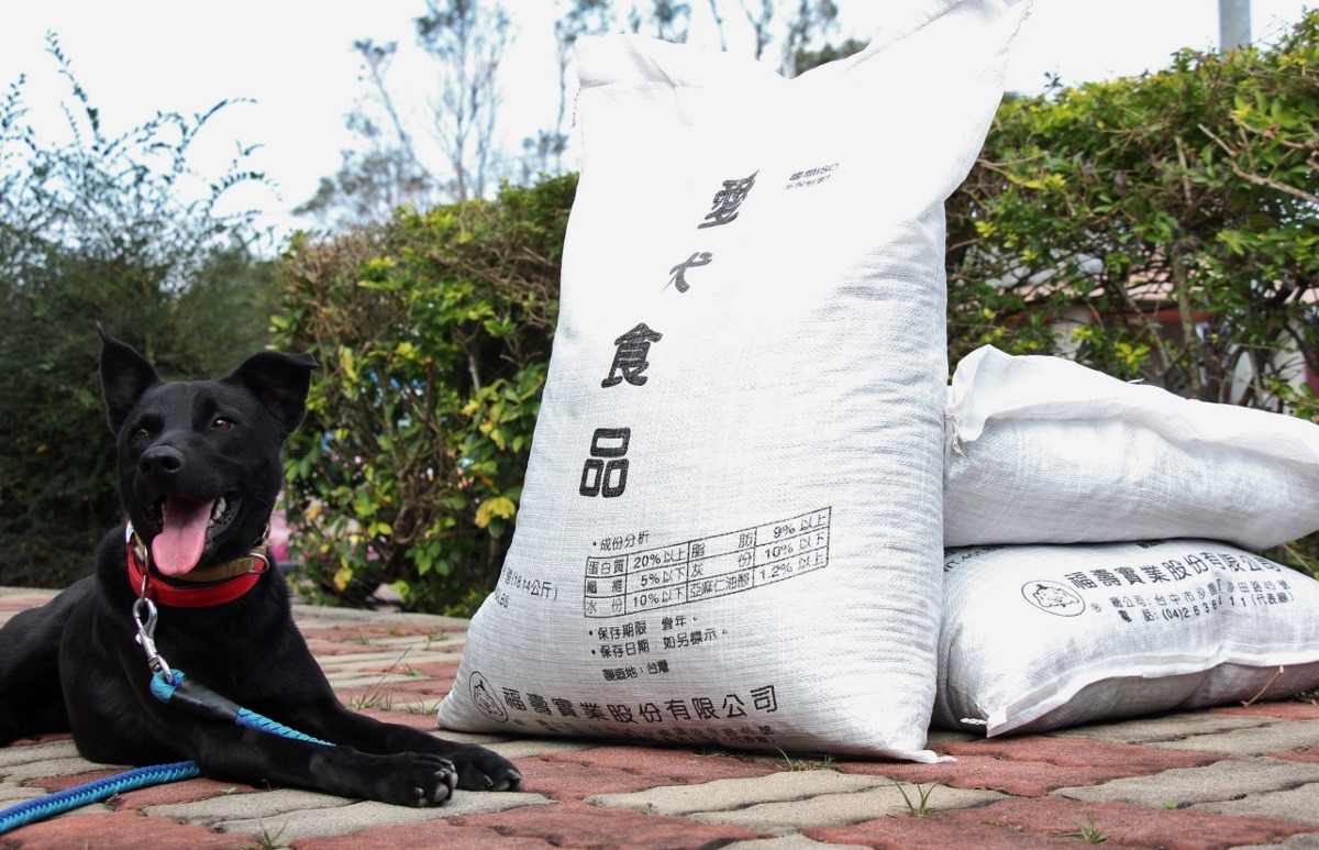 台中市政府提撥經費購入200公斤飼料幫助民間單位。 台中市動保處/提供