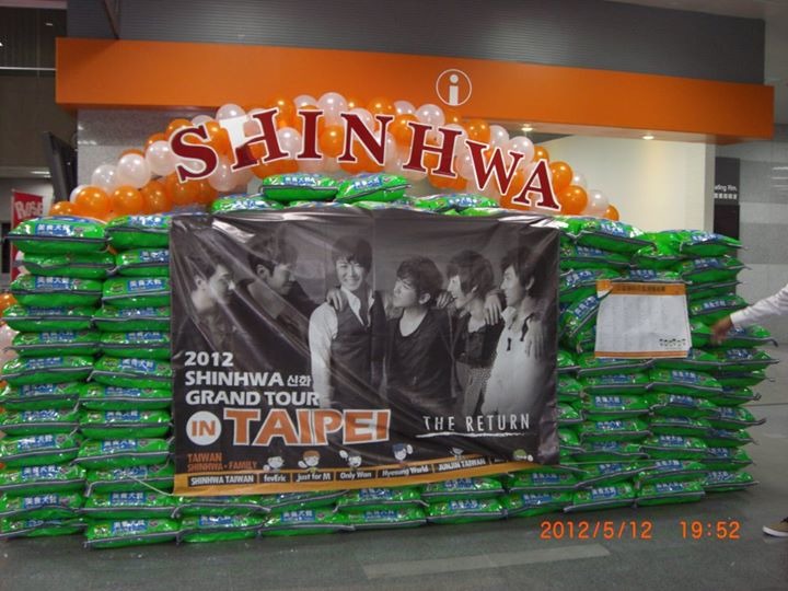 2012年時，台灣粉絲以神話名義捐贈數百包飼料給基隆的林媽媽，也開啟了狗飼料應援的風氣。　神話臺灣演唱會七站聯合應援/提供