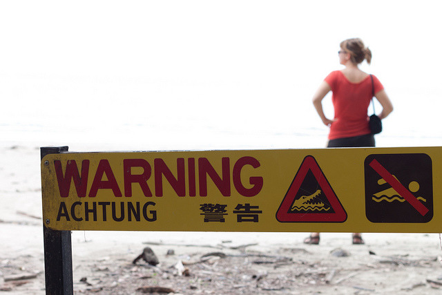 澳洲東北邊海岸住有不少鱷魚，海岸邊可以見到警告標誌。　flickr_Jurriaan Persyn