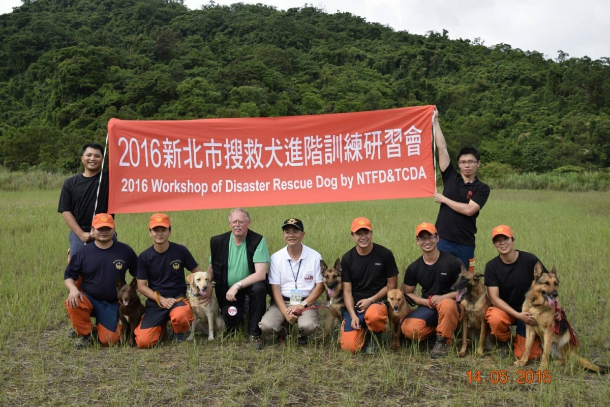 新北市消防局與台北市陪伴犬協會共同主辦「2016搜救犬進階訓練研習會」，邀請徳籍搜救犬教練Stefan Hans Funk來台授課。　台北市陪伴犬協會/提供