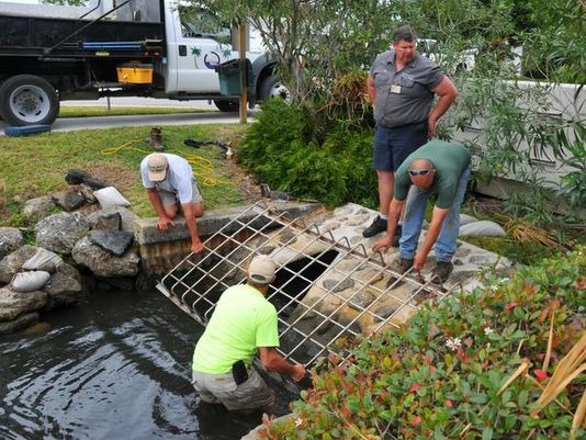 救援行動過後，工人在排水口安裝柵欄，以防再有海牛誤入。 取自Florida Today