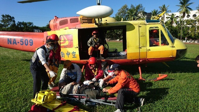 2015年12月10日晚間，高雄一位巡山員誤觸獸鋏、大腿刺傷，11日由直升機接送下山。　高雄市政府消防局圖片