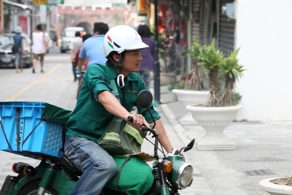 郵差騎的野狼機車機動性強、能負重，但聲音也較大。　電影《海角七號》劇照