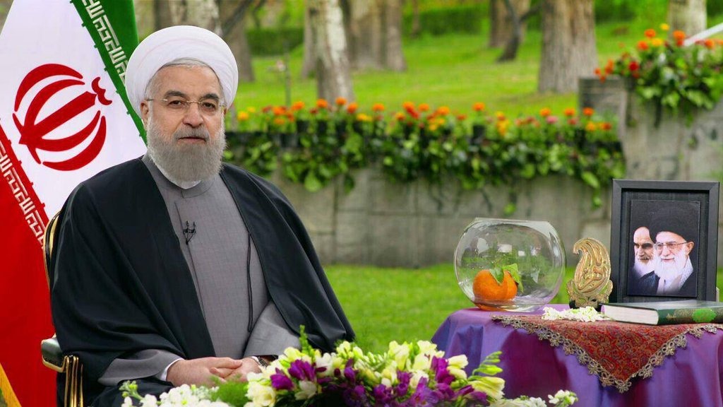 圖為向人民拜年的伊朗總統魯哈尼，他桌上的金魚缸中只有橘子，沒有金魚。　twitter_hassanrouhani