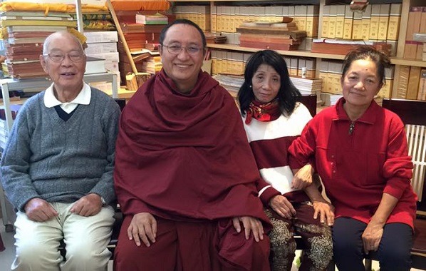 赤慶法王(左二)在12月22日和愛媽伍玲玲(右二)、官翠美(右)會面，討論狗場問題，而法王強調狗隻以送養為優先，最後才是收容。 赤慶法王/提供