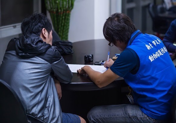 動物保護檢查員工作量龐大，圖為動保檢查員約談打狗的飼主。　台灣動物新聞網資料照(新北市動保處/提供)