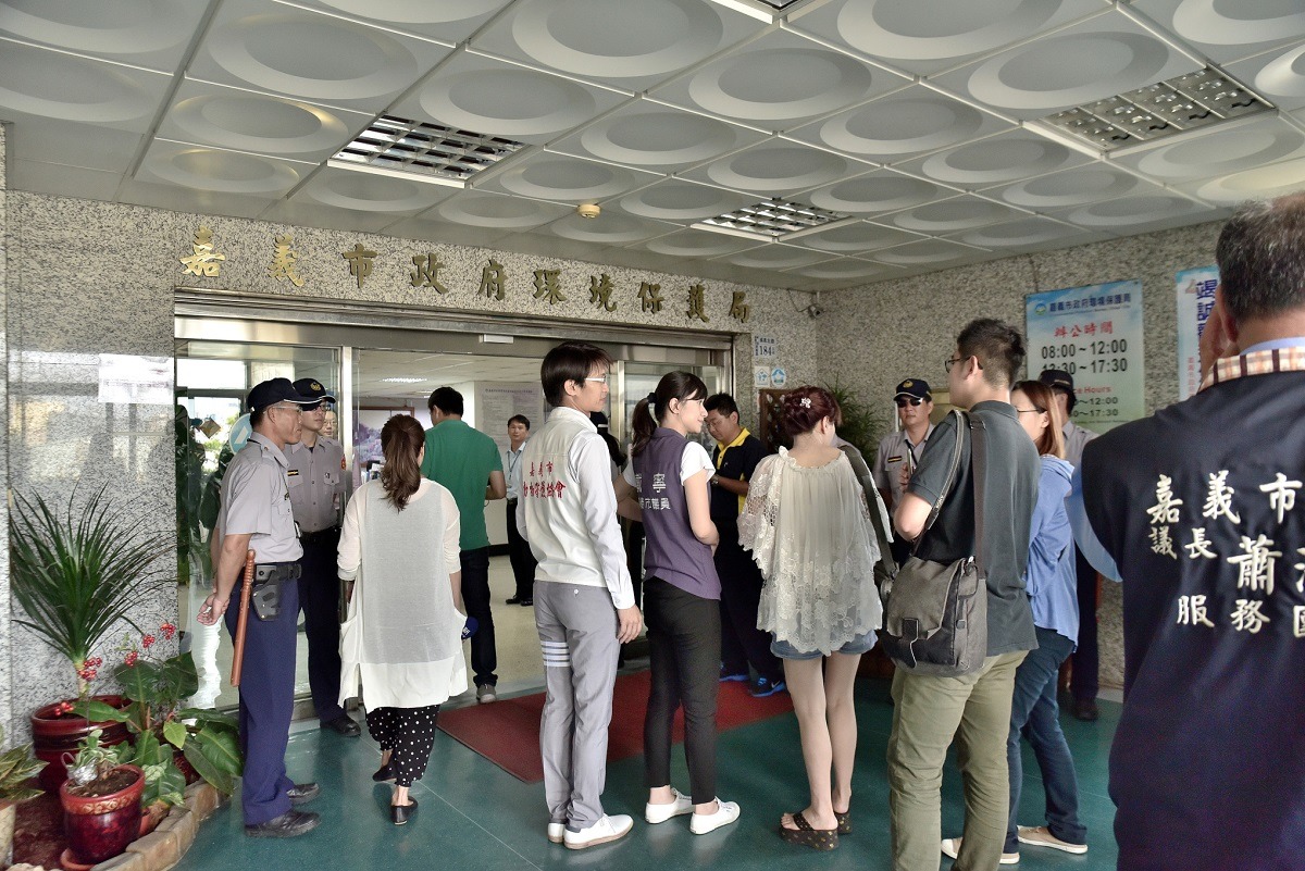 嘉義市動物守護協會與數位民眾聚集嘉義市環保局前，對清潔隊到府收棄犬的行徑提出抗議。　嘉義市動物守護協會/提供