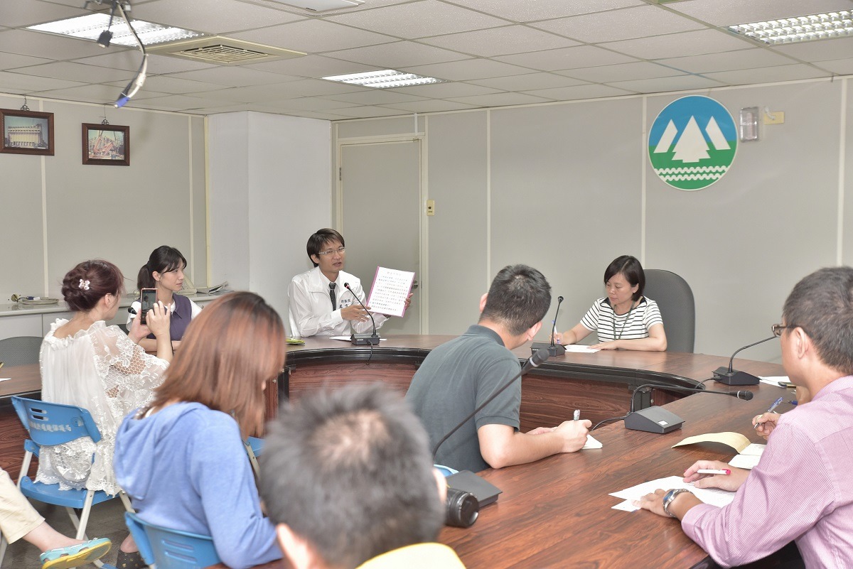 嘉義市動物守護協會進入環保局與嘉義市府各相關單位協商。　嘉義市動物守護協會/提供