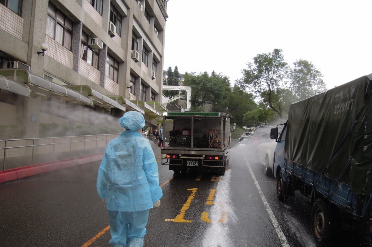 基隆市動物保護防疫所到發現受感染白腹鶇的校園進行消毒工作。 基隆市動物保護防疫所/提供