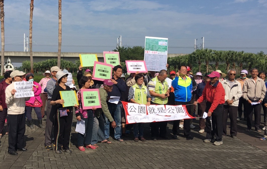 彰化縣議員李俊諭、江熊一楓及溪州鄉鄉代詹聰助今日在彰化縣可愛動物教育園區建地旁的溪州公園舉辦記者會抗議。　彰化縣民/提供