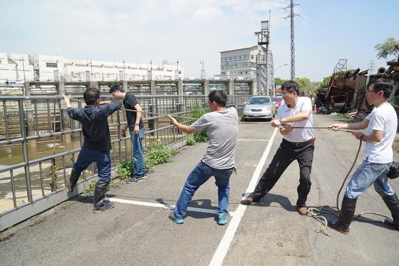 新北市動保處人員合力救援小黃狗。 新北市動保處/提供