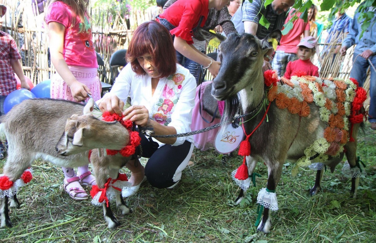 瑪斯(右)是拉米加拉2015年的選美冠軍。 取自Mirror