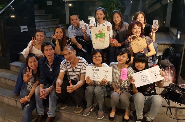 「富二袋」在鳳珠志工團、毛臉臉社團與王丰（左二）的促成下，加印300個。　鳳珠志工團/提供