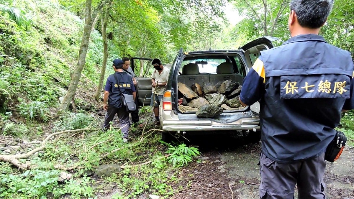 13日一早，保七總隊第九大隊與老翁回到照片拍攝現場。　保七總隊第九大隊/提供