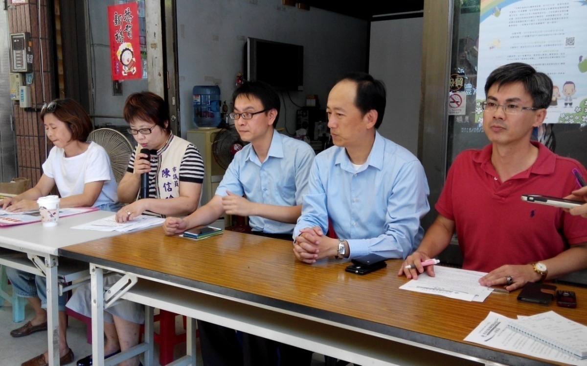 陳信瑜議員(右2)舉行記者會，要求軍方懲凶海軍陸戰隊政戰主任蘇世霖少將(左2)允諾全案行政調查並依法處理，加強部隊《動保法》宣導。瑭芯/攝