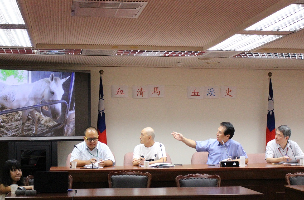 立法委員陳學聖(右二)召開記者會，點出血清馬去向諸多不合理之處。　李娉婷/攝