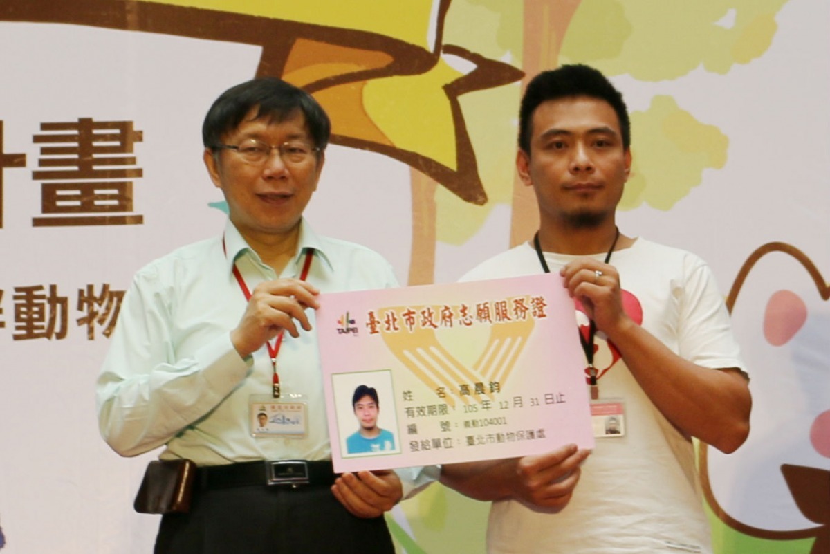 台北市動保處日前號召第一批義務動保員,由動保團體推薦,高晨鈞成為第一號義務動保員,他希望將來能協助偵察動保案件。 李娉婷/攝