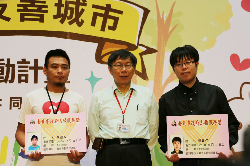 兩位義務動保員高晨鈞(左)、柯智仁(右)皆有動保經驗。 李娉婷/攝