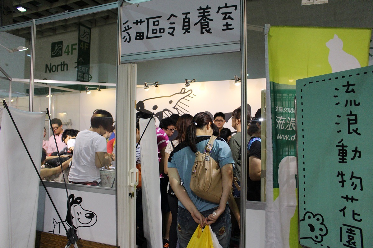 今年物展愛心認養區擴大,民眾也相當捧場。 李娉婷/攝
