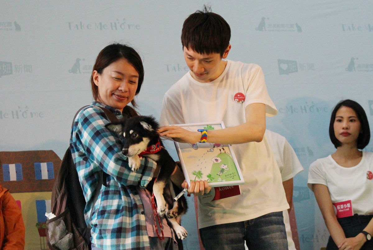 幸運的小王子（原名妞妞）在Take Me Home展覽尚未展開前就找到家了！插畫家kowei將畫作送給領養小王子的新家人。　李娉婷/攝
