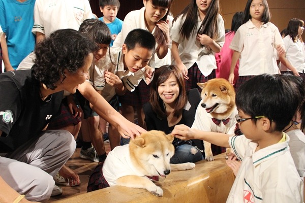 學生對穿上制服的由美（左）和可樂（右）愛不釋手。　江幸芸/攝