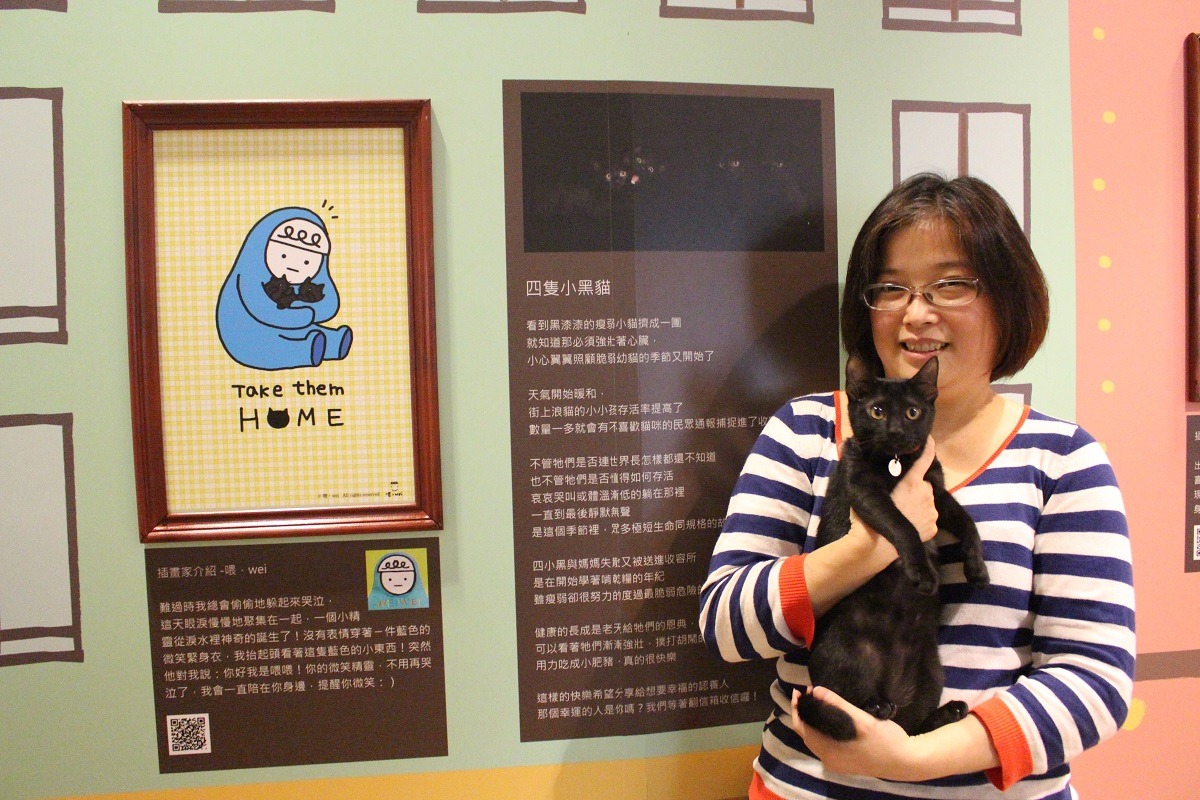 插畫展中的好幾隻貓狗在展出前幸運的被領養了，四隻小黑貓中的「黑皮」已找到新家。　李娉婷/攝