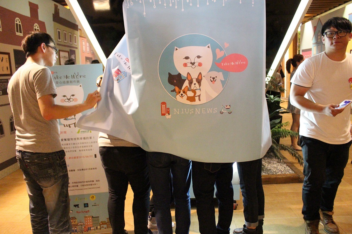 展覽現場還設有拍貼機，一次收費30元，所得也會全數捐給流浪動物花園協會。　李娉婷/攝