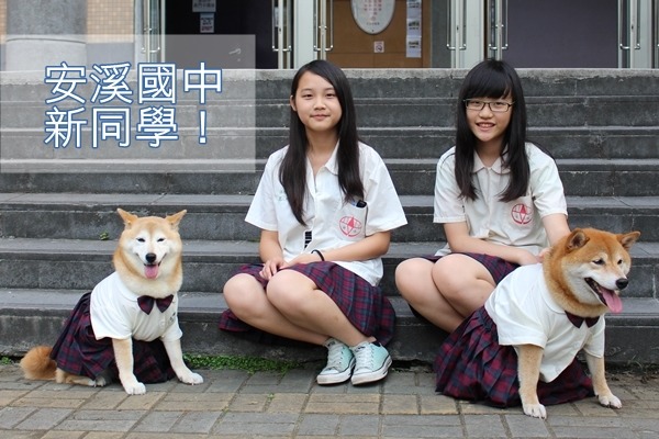 穿著制服的可樂、由美和學生坐在一起，一點都不違和耶！　江幸芸/攝