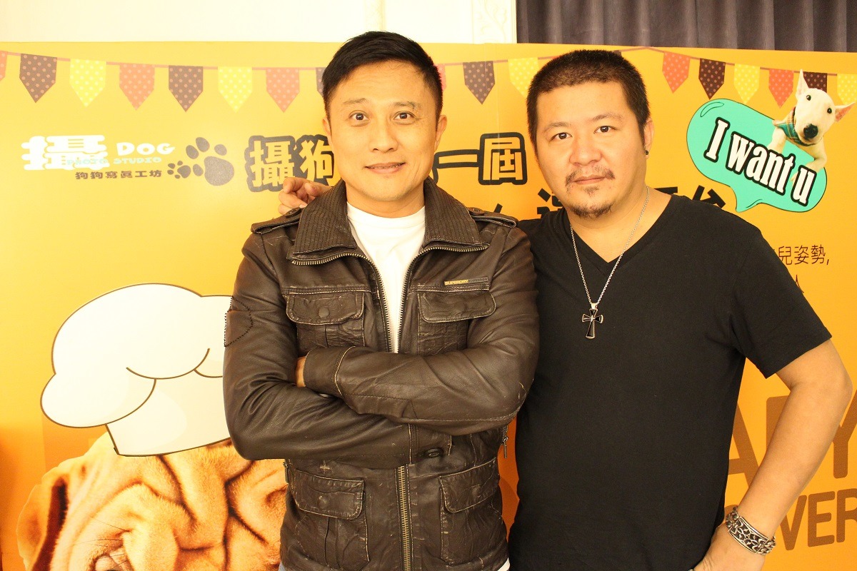 台北市寵物商業同業公會理事長張靖霖(左)認為寵物業精細分工才剛起步，寵物攝影就是其中一環，右為攝狗狗寵物攝影老闆。　李娉婷/攝