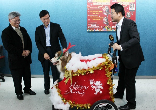 寵物友善協會執行長Louis(左)表示，良好的籠內訓練能夠讓狗狗待在籠內、推車上不焦慮，也能讓有寵物的家庭外出更方便。　李娉婷/攝