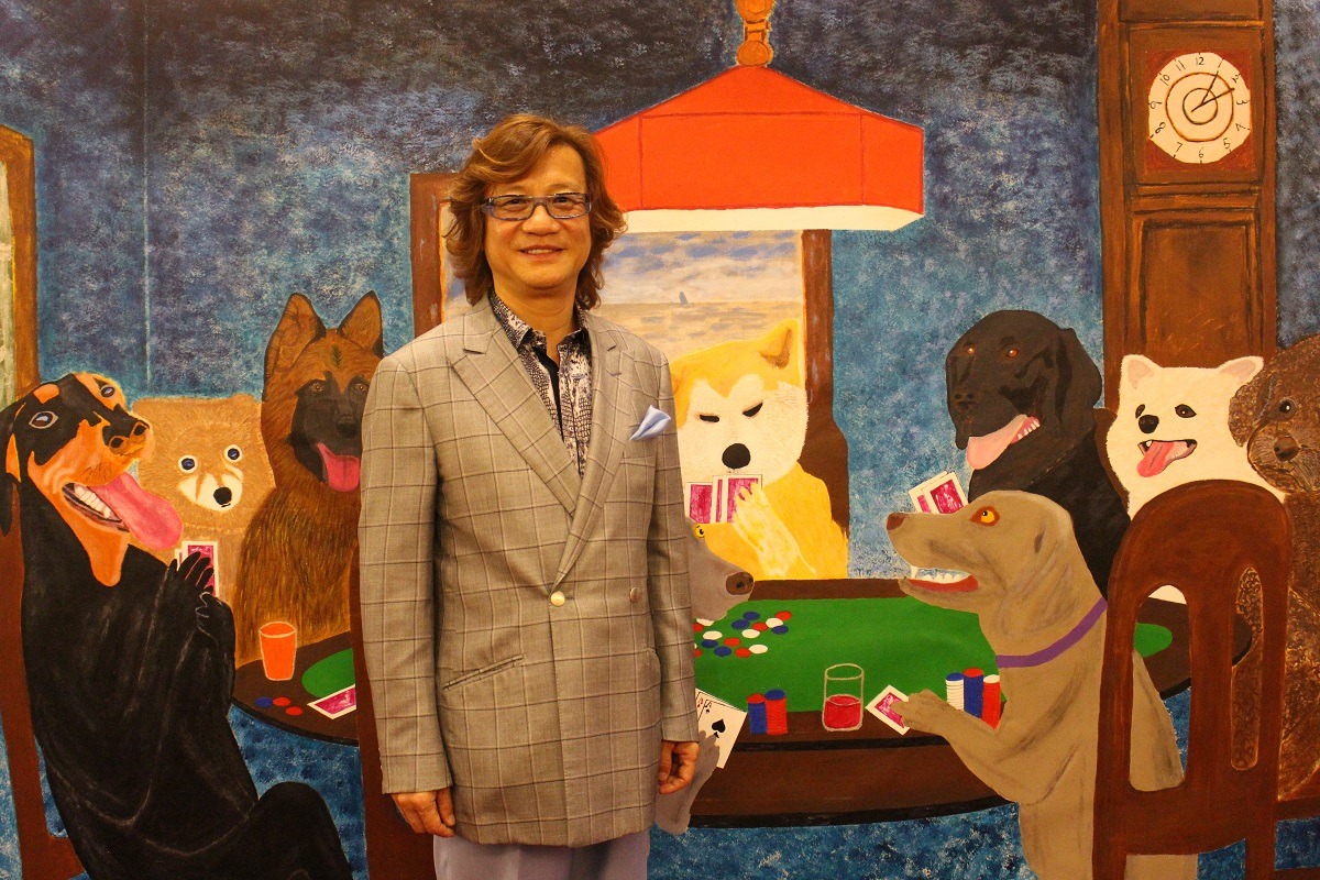 圖為視狗為靈魂伴侶的彭宏陵。擅油畫的他，在推動「明文立法，禁食狗肉」之後，繪畫主題也以狗為主了。　何宜/攝