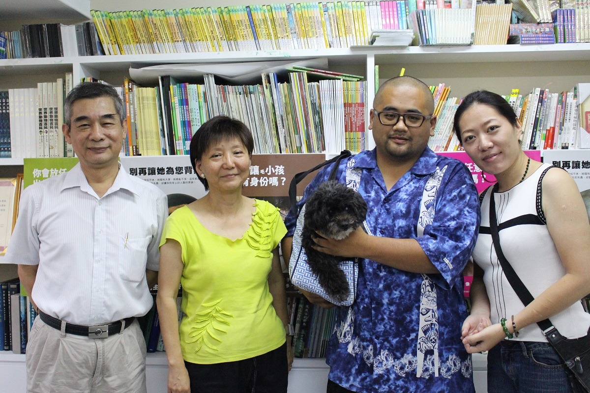 中華民國保護動物協會祕書長黃慶榮(左起)、多多關懷動物基金會創辦人鞏增恆、臺北市大安區溫州社區發展協會理事長何承翰與動保志工左湘敏，在玉林狗肉節到來前會商動保對策。 李娉婷/攝